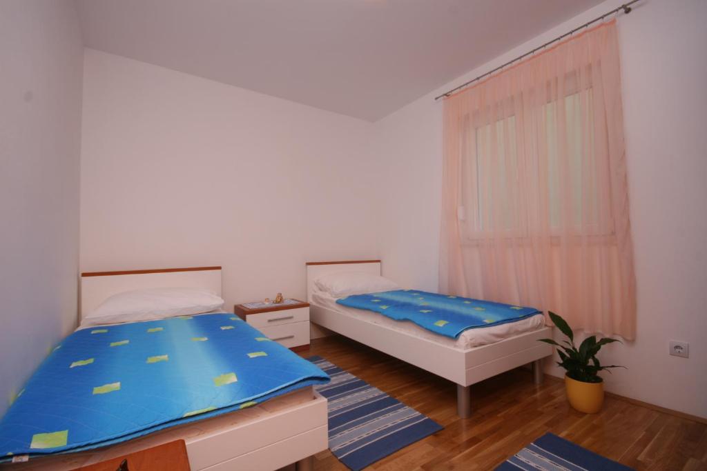 Apartment 6